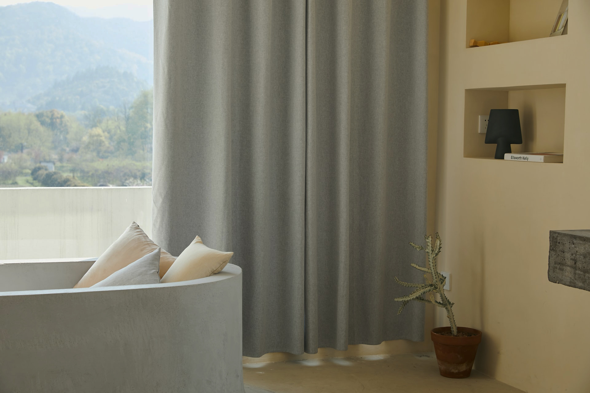 傳統布窗簾(三摺簾、蛇行簾)是經典的窗簾款式，透過各種布類材質來達到遮蔽隱私、調節溫度、阻隔光源之效果