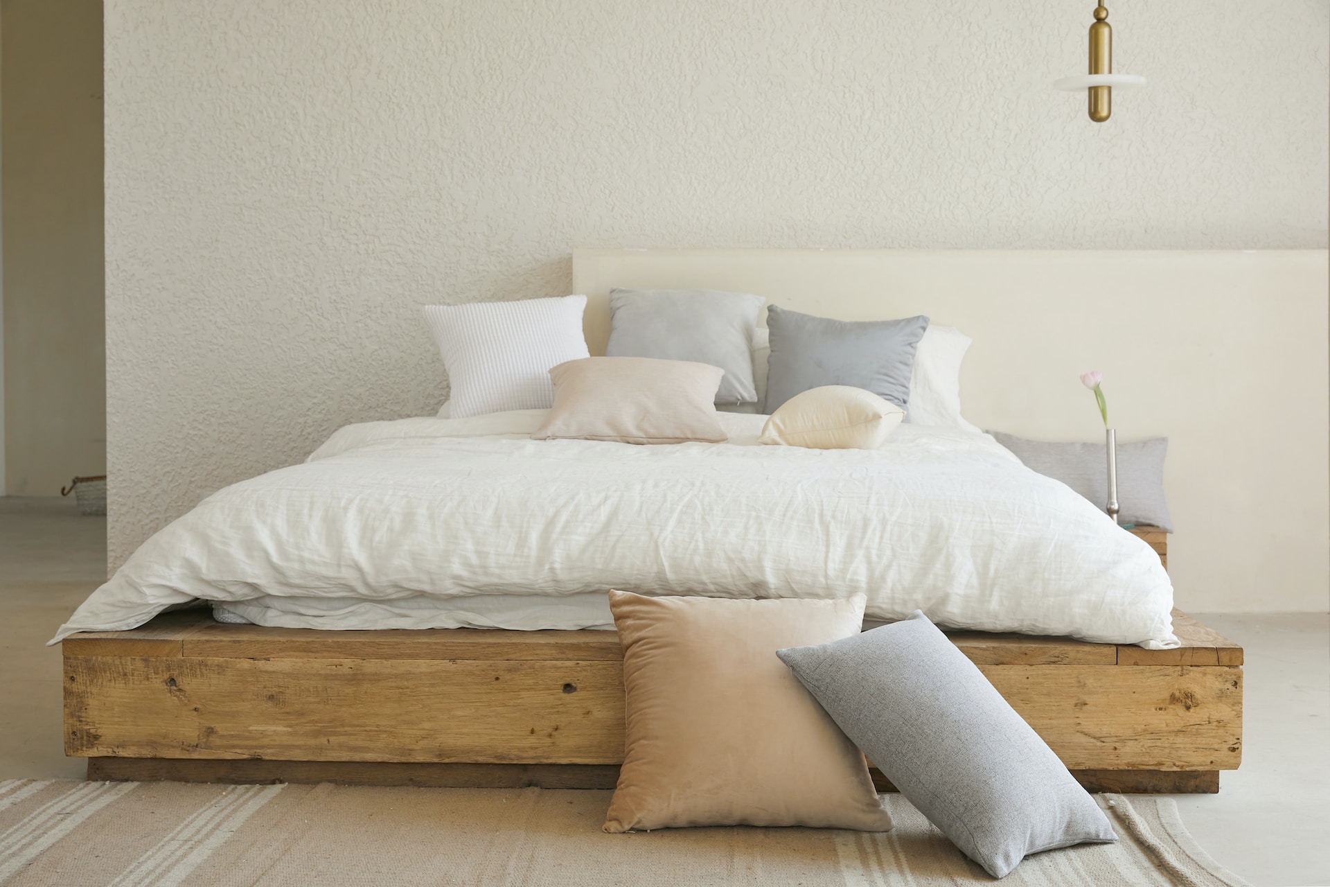 純白色床單是床單色系裡的基本款，不僅好搭配，也讓人聯想到純粹，腦中空白無雜緒也較容易入睡，挑選材質若為珠光白，更帶有柔柔的絲綢感，可以依著視覺與觸覺一起進入夢鄉