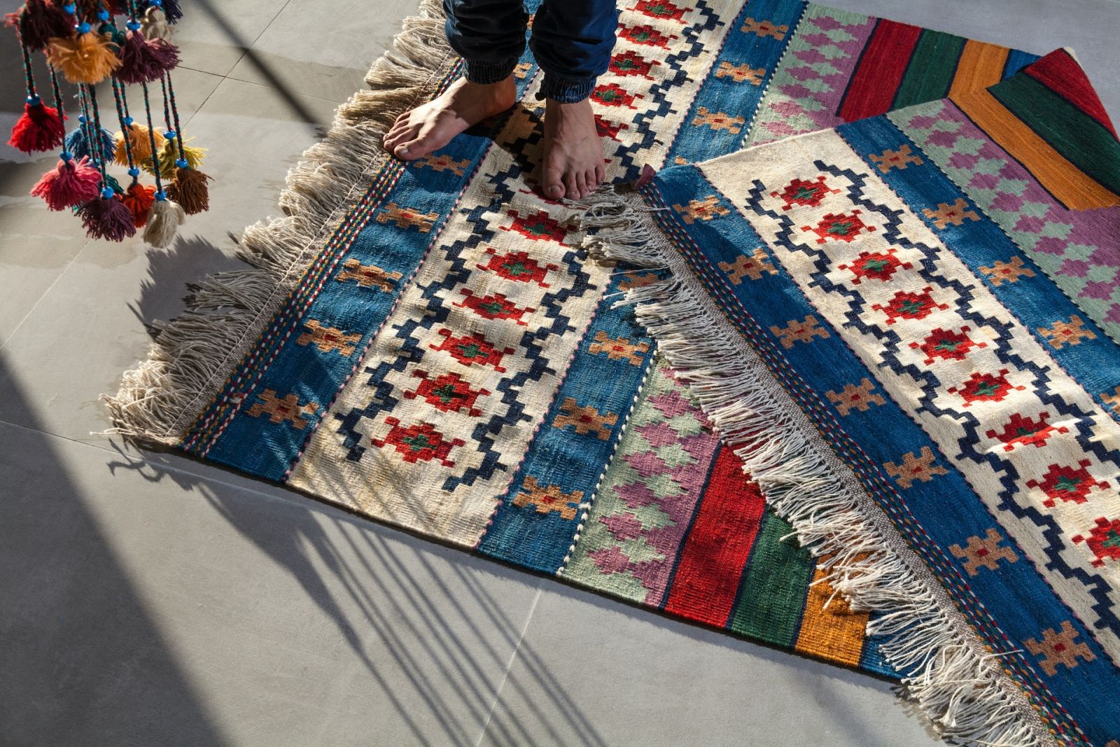 不同地毯材質具有不同的特色及優缺點，可以按照需求、季節挑選適合的地毯材質